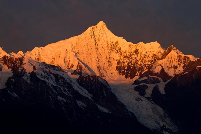 梅里雪山——寒威千里望，玉立雪山崇