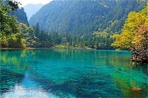 九寨歸來(lái)不看水”，是對(duì)九寨溝景色真實(shí)的詮釋。